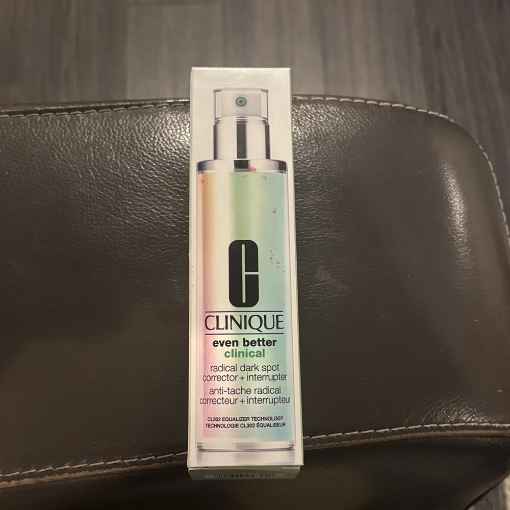 Clinique Even Better Clinical Dark Spot Corrector - Silver and White